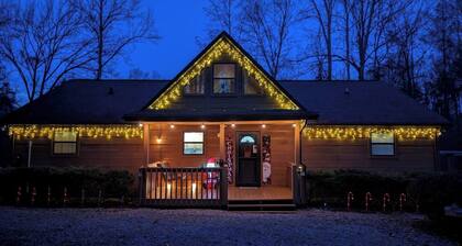 Secluded Cabin-Game Room-2 King Beds-HotTub-MiniGolf-EV Charger-Cloud Ceiling
