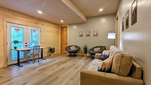 Una Smart TV, una chimenea, videojuegos, libros