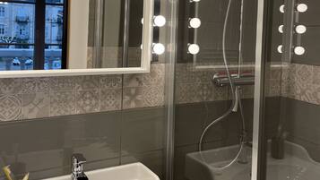 Een douche, een haardroger, handdoeken, zeep