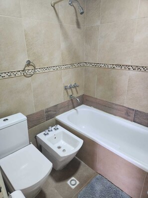 Douche, séchoir à cheveux, bidet, serviettes fournies