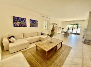 Smart TV, libros y estéreo