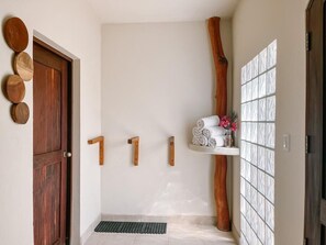 Free WiFi, bed sheets - The Happy Coconut Resort (Tola)