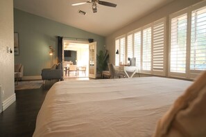 4 chambres, bureau, fer et planche à repasser, lit parapluie