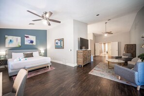 4 Schlafzimmer, Schreibtisch, Bügeleisen/Bügelbrett, Reisekinderbett