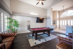 Fernseher, Kamin, Stereoanlage