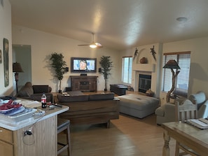 Smart TV, fireplace