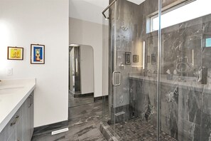 Chuveiro, secador de cabelo, toalhas de banho 