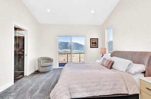 3 bedrooms, desk, iron/ironing board, free WiFi