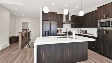 Een koelkast, een magnetron, een oven, een kookplaat