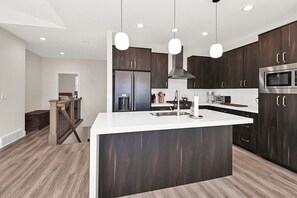 Een koelkast, een magnetron, een oven, een kookplaat