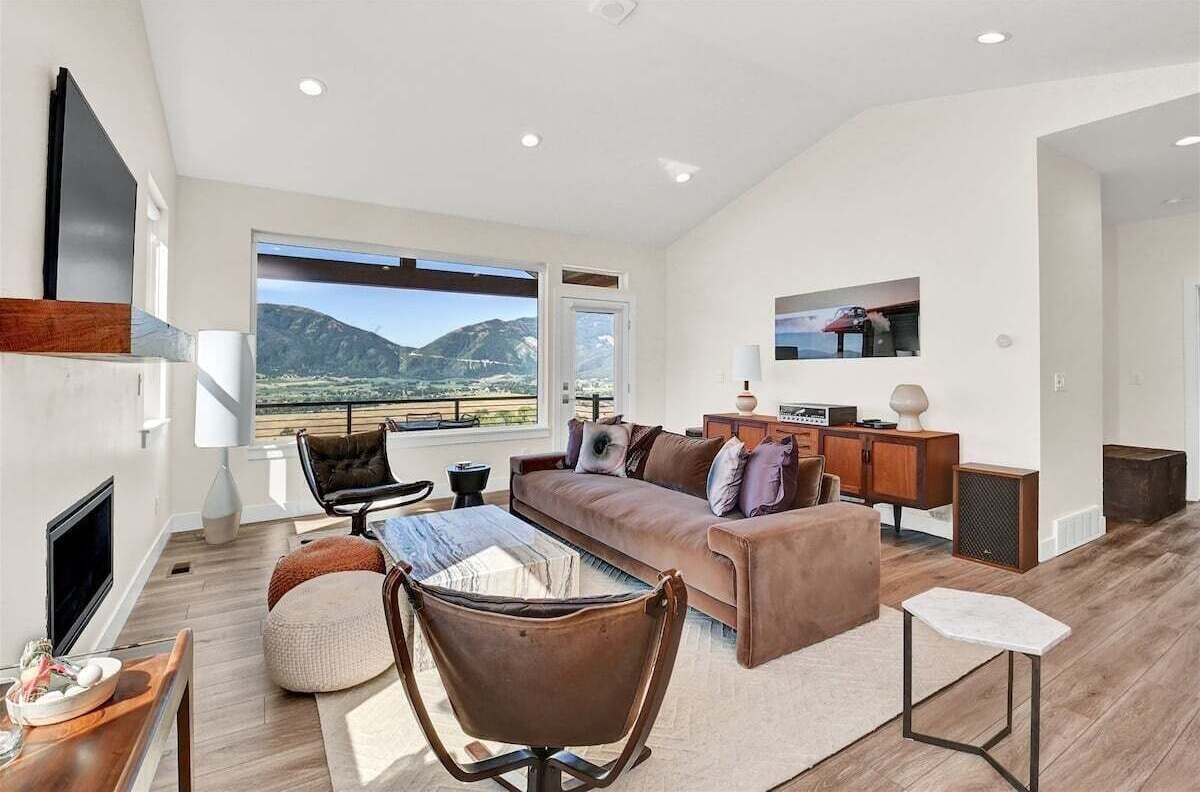 Smart TV, fireplace, foosball, books