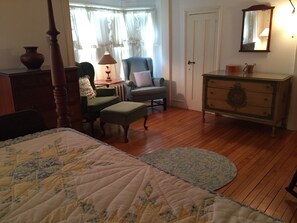 5 bedrooms, desk, WiFi, bed sheets