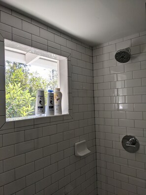 Dusche, Haartrockner, Handtücher, Seife