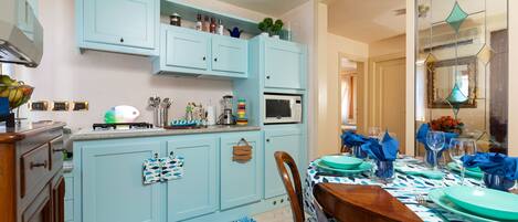 Réfrigérateur, micro-ondes, plaque de cuisson, lave-vaisselle