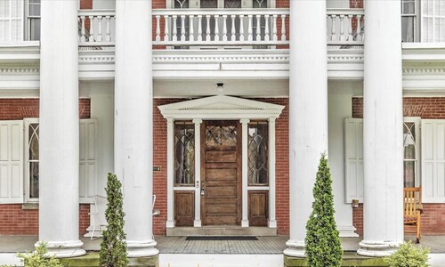 The Rosemont Mansion: Steps from Main Street