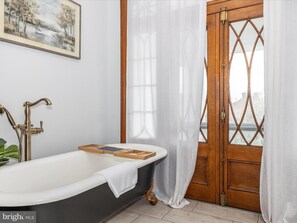 Shower, hair dryer, towels, soap - The Rosemont Mansion: Steps from Main Street (Mercersburg)