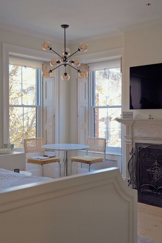 The Hideaway in Charlestown - Steps to Monument Sq