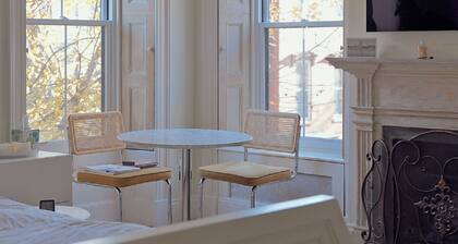 The Hideaway in Charlestown - Steps to Monument Sq