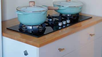 Réfrigérateur, four à micro-ondes, surface de cuisson