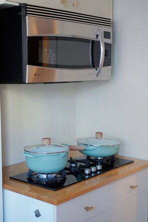 Kjøleskap, mikrobølgeovn, kokeplater og vannkoker