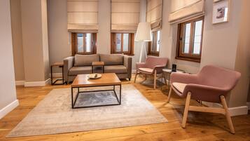 Premium bedding, desk, iron/ironing board, free WiFi