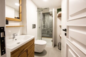 Executive Studio Suite | Bathroom | Shower, hair dryer, slippers, heated floors - Bguest Pera Suites (Istanbul)