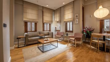 Premium-Suite | Hochwertige Bettwaren, Schreibtisch, Bügeleisen/Bügelbrett