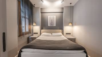 Romantische Suite | Hochwertige Bettwaren, Schreibtisch, Bügeleisen/Bügelbrett