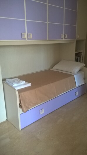 Coffres-forts dans les chambres, fer et planche à repasser