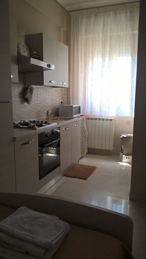 Kjøleskap, mikrobølgeovn, ovn og kokeplater