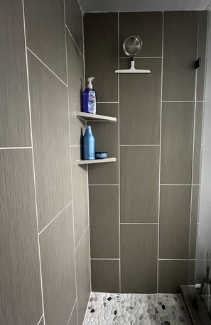 Dusche, Haartrockner, Bidet, Handtücher