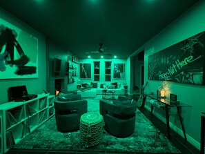 Smart TV, libri, biblioteca musicale