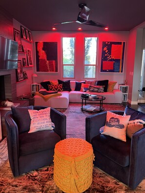 Smart TV, libri, biblioteca musicale