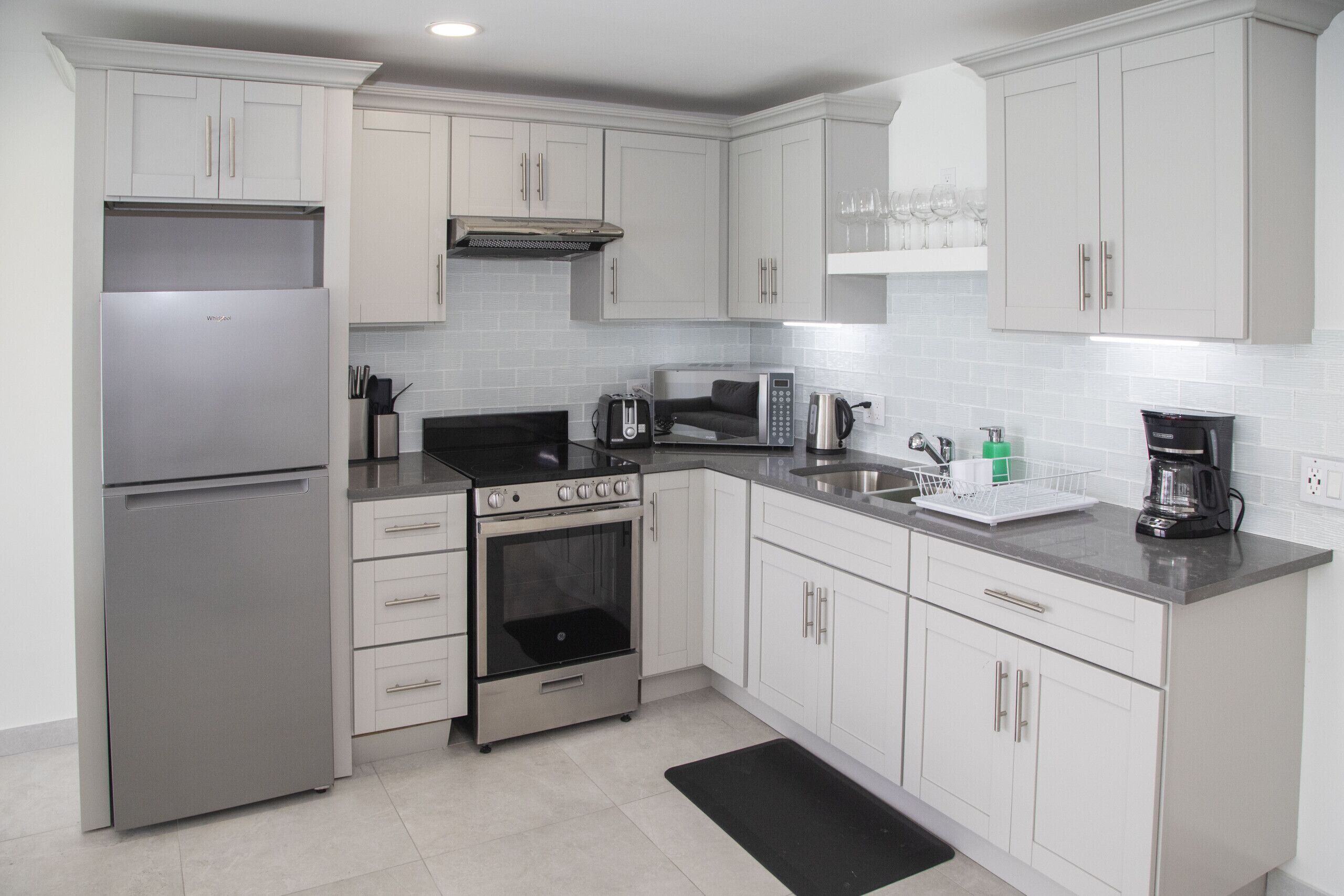 Réfrigérateur, four, cafetière/bouilloire, bouilloire électrique