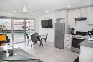 Fridge, oven, coffee/tea maker, electric kettle - 232G Lower Level, South Finger (Jolly Harbour)