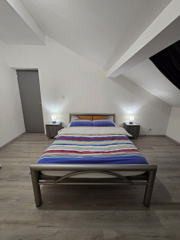 3 bedrooms, desk, iron/ironing board, travel crib
