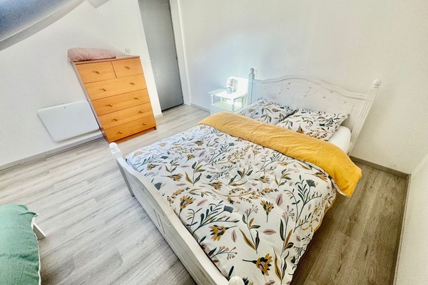 3 bedrooms, desk, iron/ironing board, travel crib