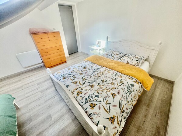3 slaapkamers, een bureau, een strijkplank/strijkijzer, reisbedje