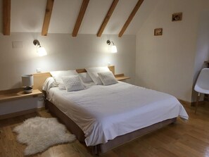 2 bedrooms, iron/ironing board, travel cot, free WiFi