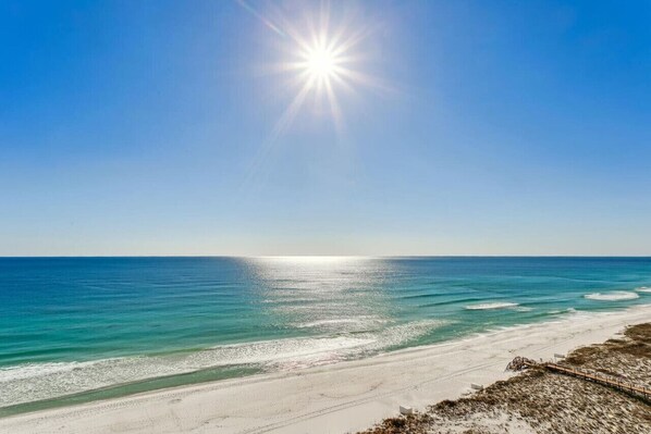On the beach - Peace of Paradise: Navarre Towers 3 bed, 3 bath stunner! 2 Master Suites! Sleeps 8 (Navarre)