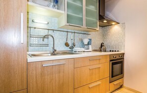 Kühlschrank, Ofen, Herdplatte, Wasserkocher mit Kaffee-/Teezubehör