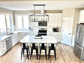 Geladeira, micro-ondas, fogão, cooktop