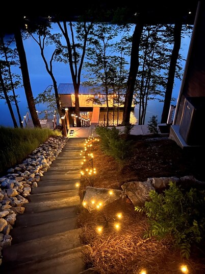 NEW! Lakefront Panoramic Views of lake and Mountains, Large Covered 2-Slip Dock