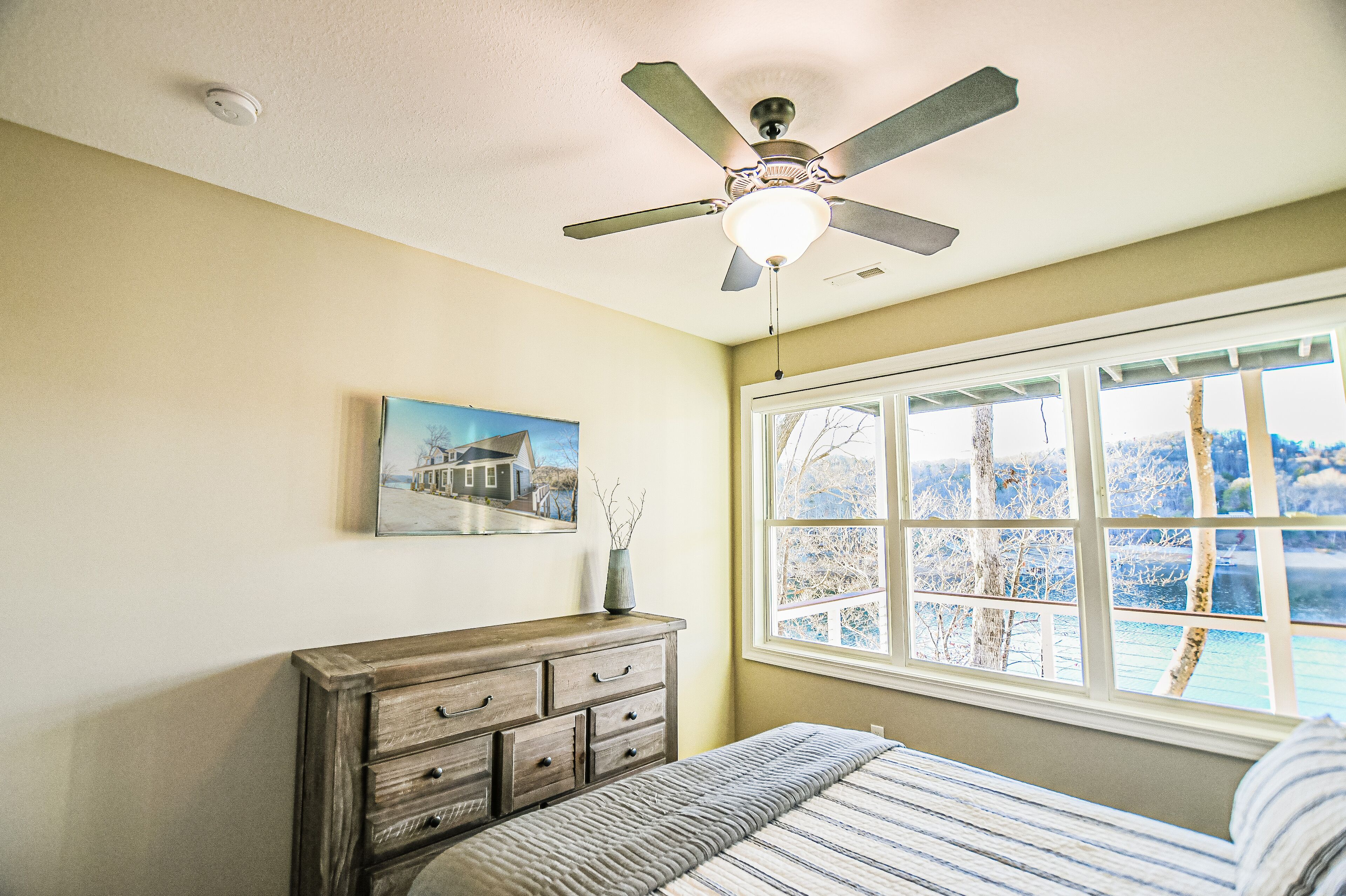 Bedroom 4 Queen bed, view of lake in every room