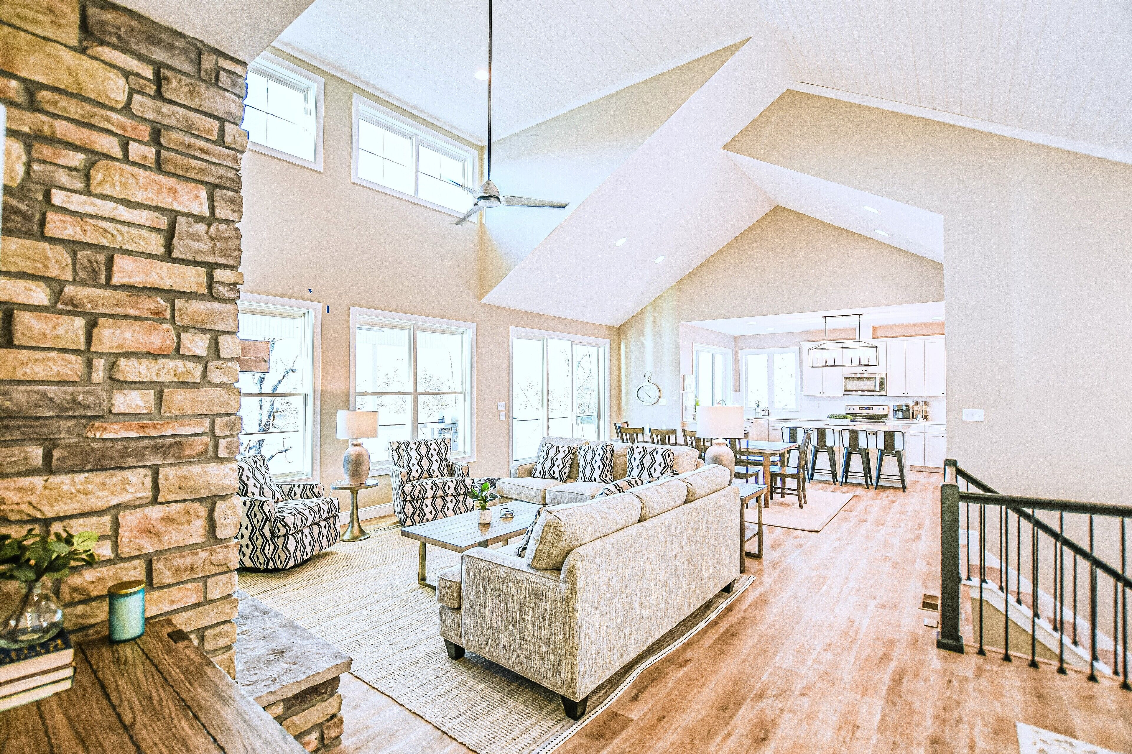 Smart TV, chimenea, videojuegos y tenis de mesa 