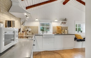 Fridge, microwave, stovetop, dishwasher - 3 bedroom cozy home in Hurup Thy (Hurup Thy)