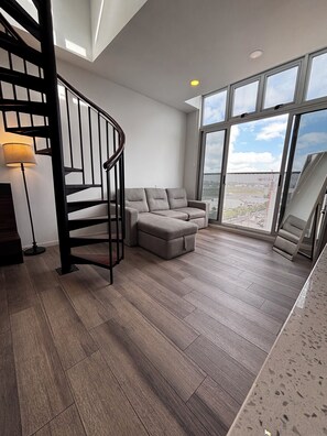 Suite studio luxueuse, 1 chambre, vue sur la ville | Aire de séjour | Téléviseur connecté de 55 po avec télévision numérique, téléviseur