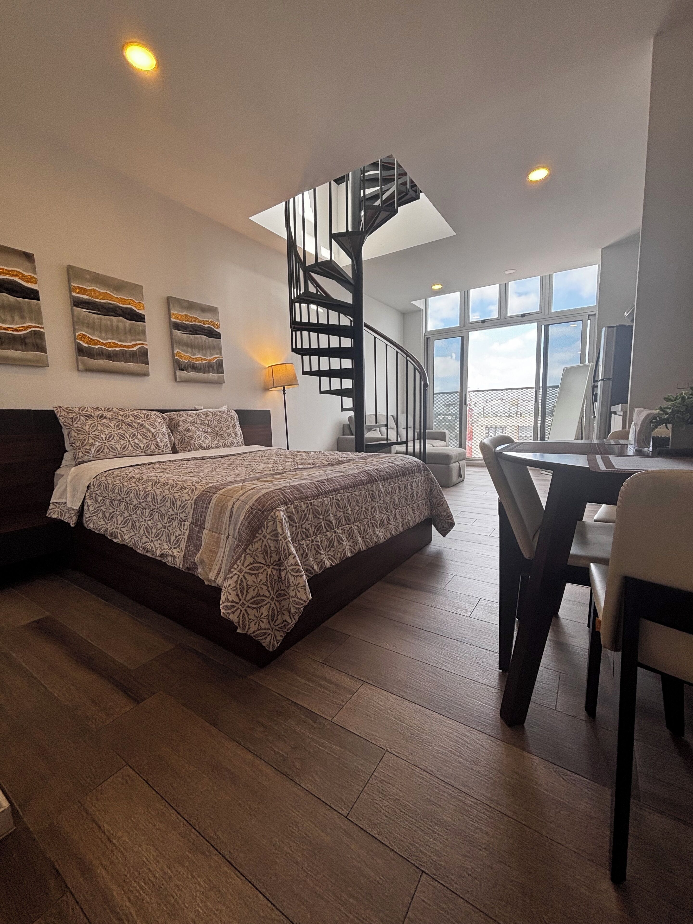 Luxe studio suite, 1 slaapkamer, uitzicht op de stad | Luxe beddengoed, donsdekens, individueel gedecoreerd