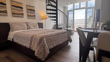 Suíte estúdio superluxo, 1 quarto, vista para a cidade | Roupas de cama premium, edredons de pluma, individualmente decorados