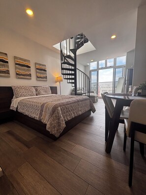 Suíte estúdio superluxo, 1 quarto, vista para a cidade | Roupas de cama premium, edredons de pluma, individualmente decorados